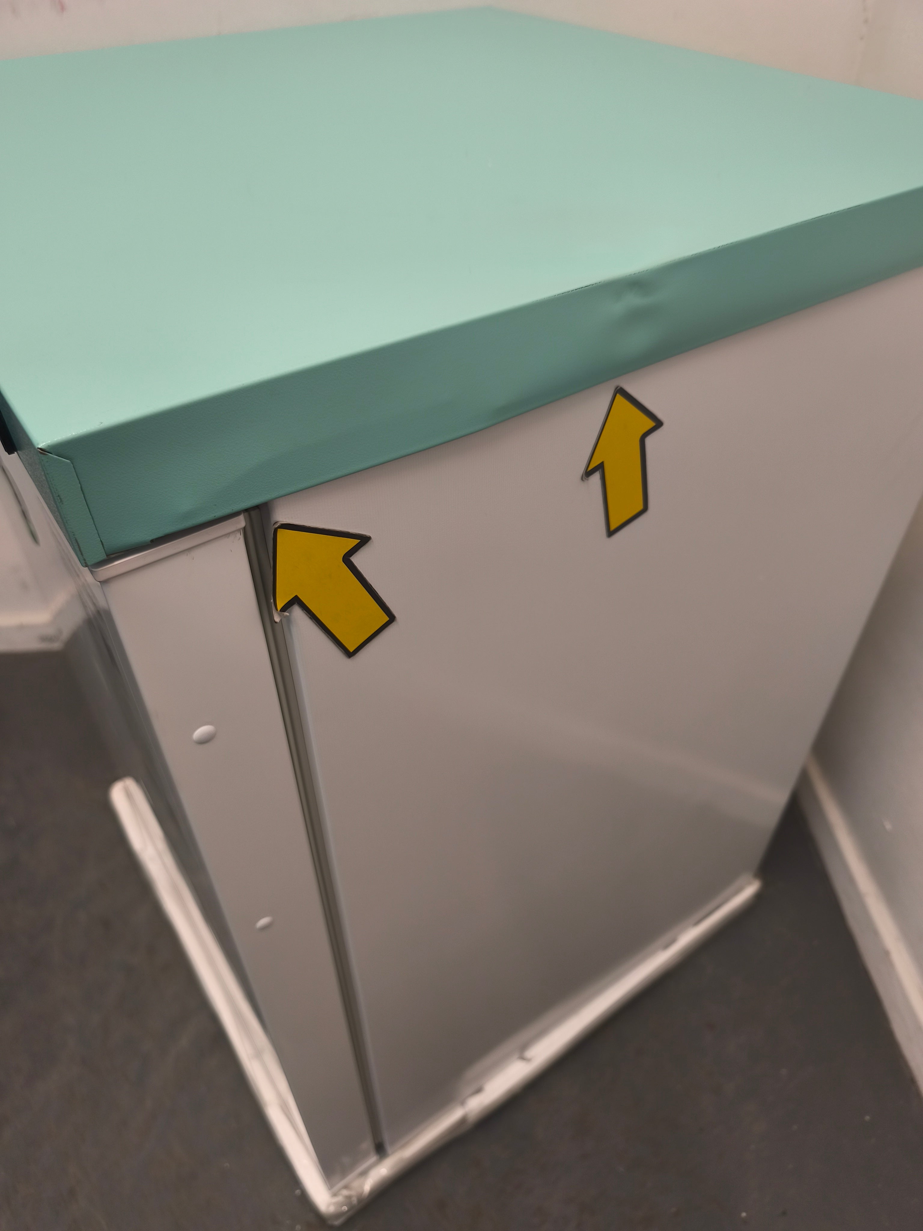 Lec LSFSF98BT Laboratory Freezer 98 Litre Under Counter White GRADE B