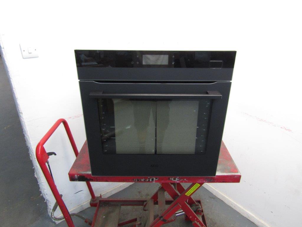 AEG BSK778380T SteamCrisp Built in Pyrolytic Single Oven in Black GRADE A