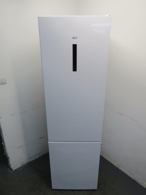 AEG RCB636E5MW Fridge Freezer CustomFlex TwinTech Freestanding in White GRADE A